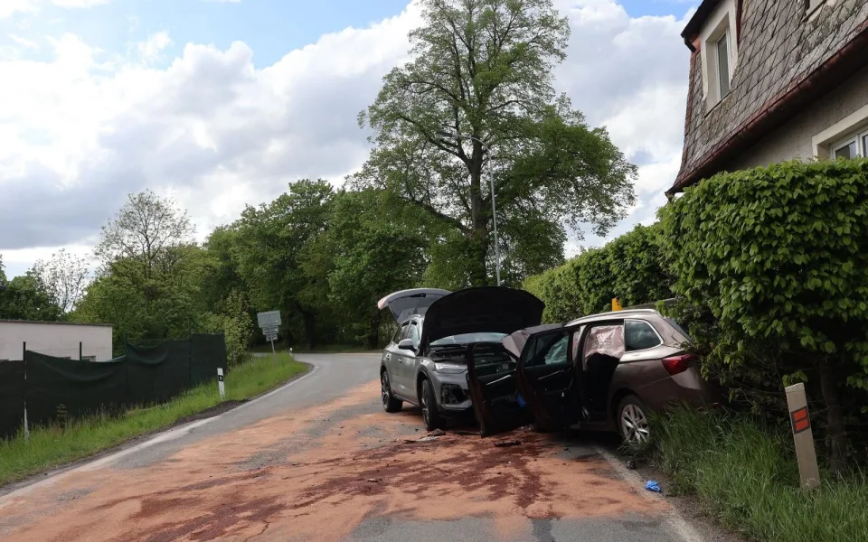 Dopravní nehoda na Karlovarsku. Škoda jde do stovek tisíc korun