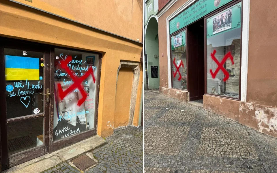 V Chebu na krajanský spolek někdo nastříkal hákové kříže, město to odsuzuje. Foto: Město Cheb