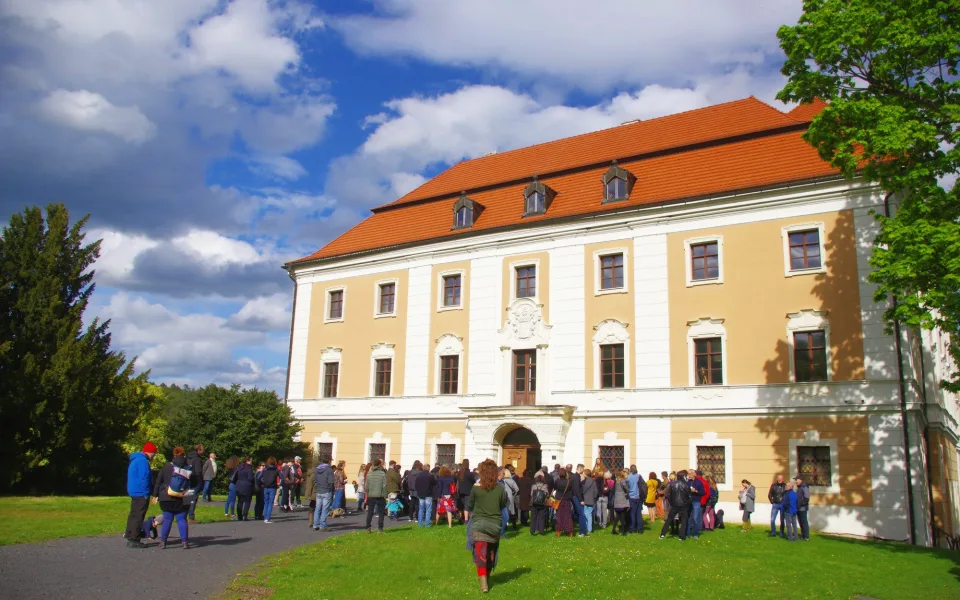 Valečský zámek ožije letními divadelními představeními pod širým nebem