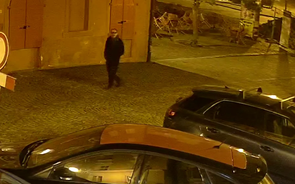 Policie hledá vandala, který v Chebu nasprejoval hákové kříže. Zachytily ho kamery.