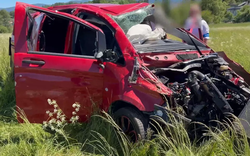 Muž ukradl auto, které po chvíli otočil na střechu. Při nehodě vypadl čelním oknem. Foto: Policie ČR (redakčně upraveno)
