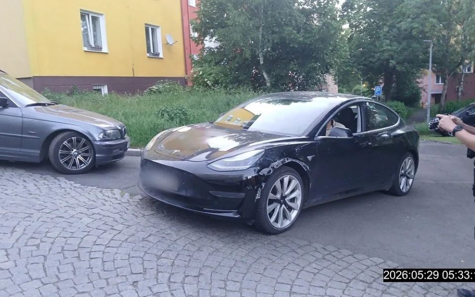 Zákazník si v servisu přivlastnil Teslu, majitel si v ten moment užíval dovolenou.