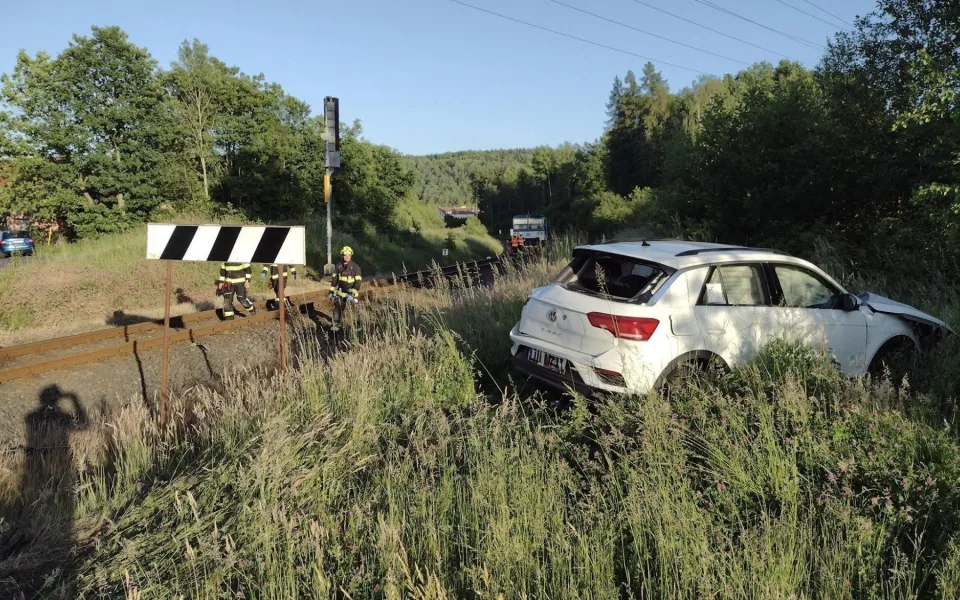 Nehoda vlaku a auta zastavila železniční dopravu mezi Loučkami a Novým Sedlem.