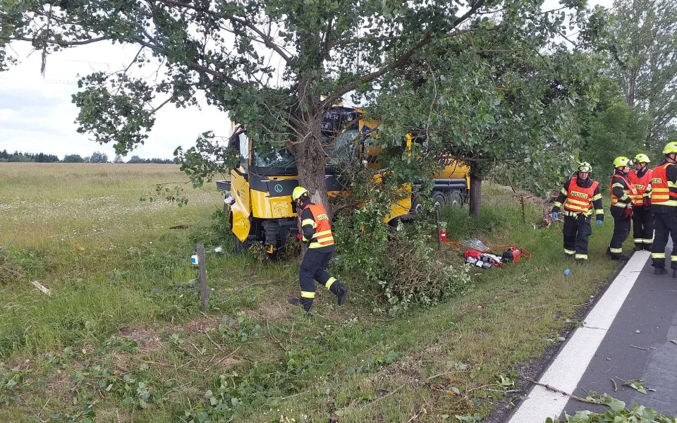 U Hazlova na Chebsku havarovala cisterna, řidič vozu při nehodě zemřel. Foto: HZS Karlovarského kraje