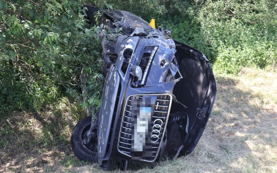 Senior narazil do odstaveného vozu, do nemocnice transportoval vrtulník.