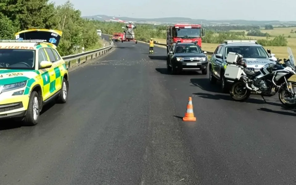Střet auta s motocyklem u Třebouně si vyžádal zásah vrtulníku.