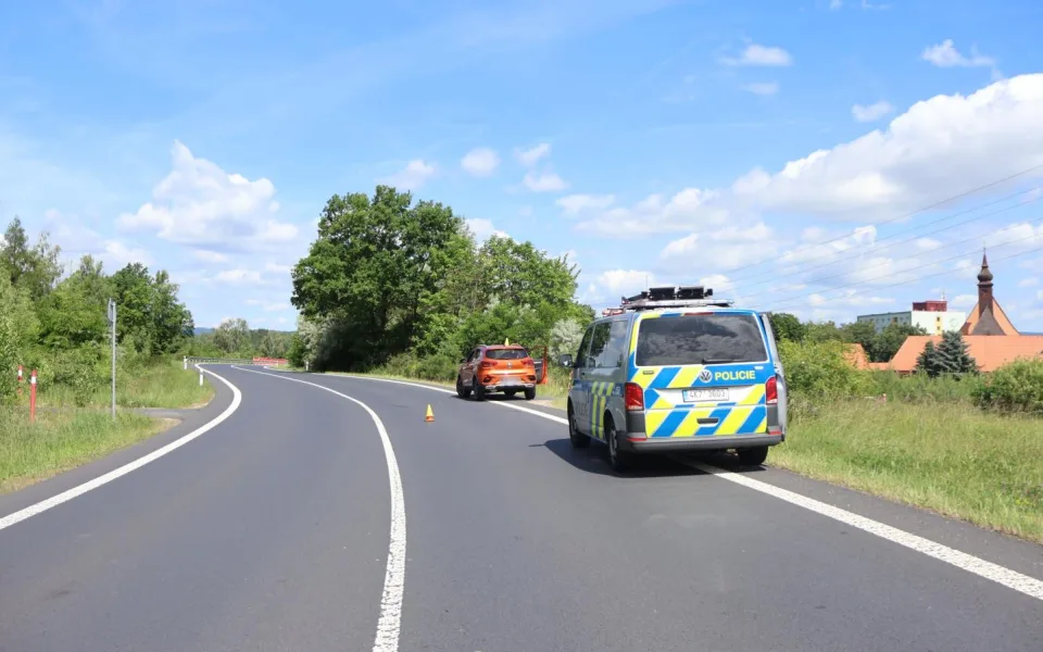 Motorkář po střetu s autem u Sokolova z místa odjel. Policie hledá svědky.