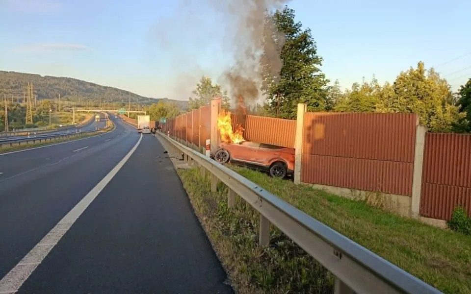 Po nehodě na D6 vzplálo osobní auto. Zranilo se pět lidí, dívku transportoval vrtulník.