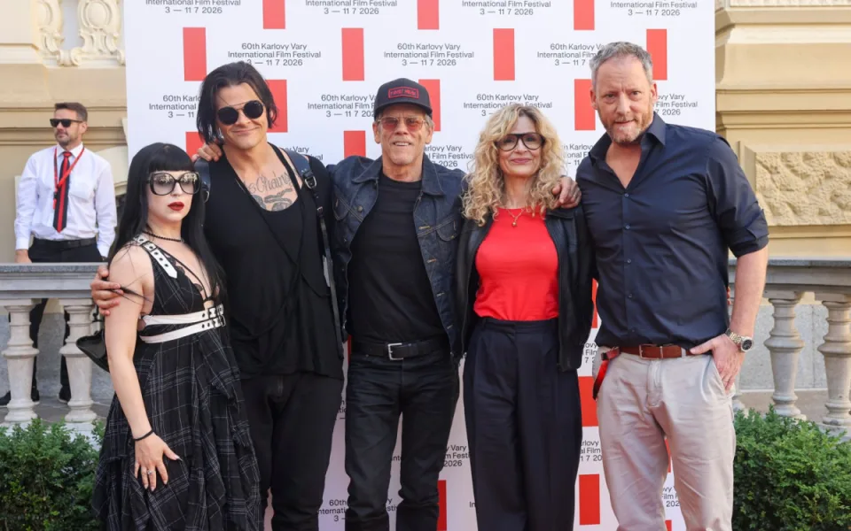 Herec Kevin Bacon přijel na festival i s manželkou a dětmi, večer uvedou film