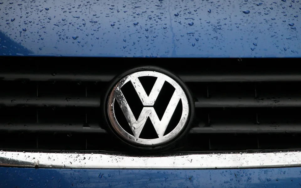 Automobiloví giganti v krizi: Prodeje BMW a Volkswagenu v Číně prudce klesají