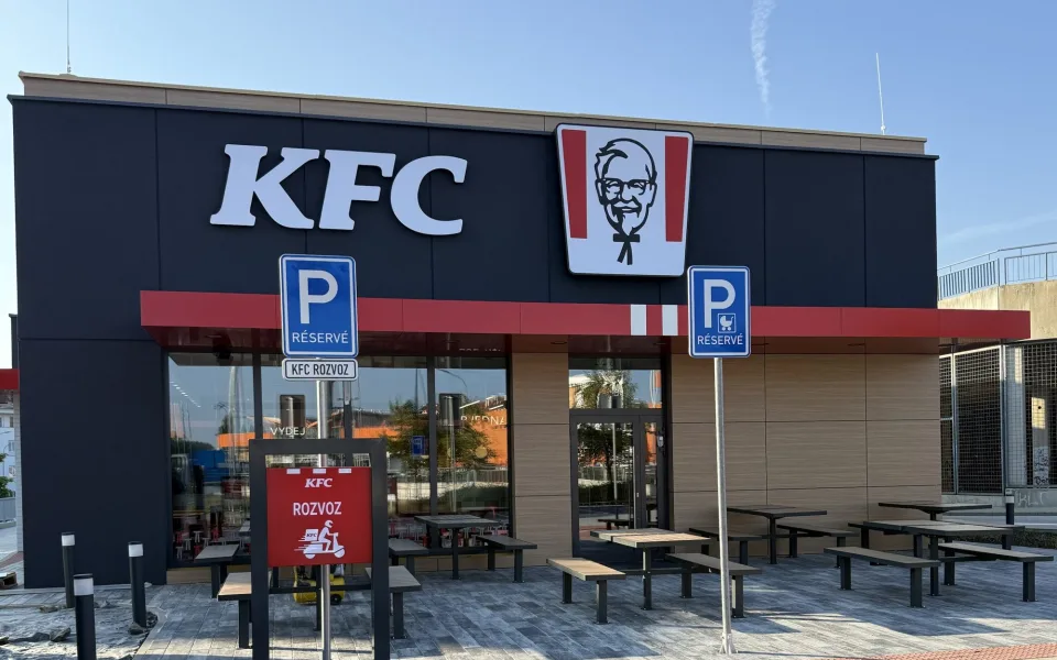KFC míří do Chebu. V úterý otevře restauraci u obchodního centra Dragoun