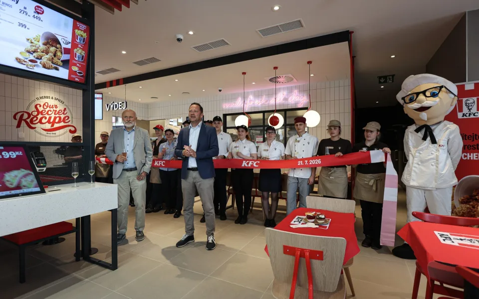 KFC otevřelo v Chebu. Na kyblíky zdarma se stála fronta