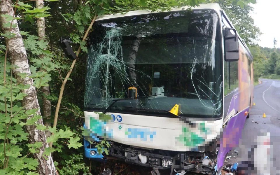 Řidička u Karlových Varů přejela do protisměru a čelně narazila do autobusu.