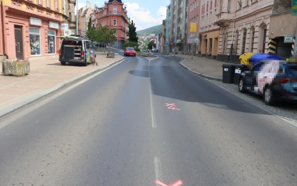 Policie hledá svědky incidentu mezi řidiči dvou aut v Karlových Varech.