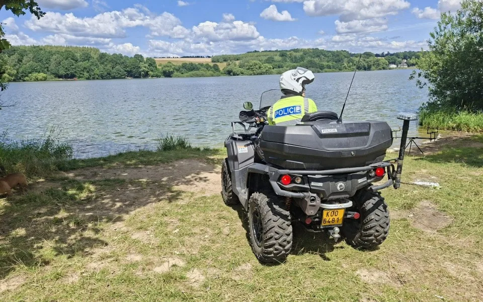 Policisté s rybářskou stráží zkontrolovali u vodních nádrží a řek téměř stovku lidí.