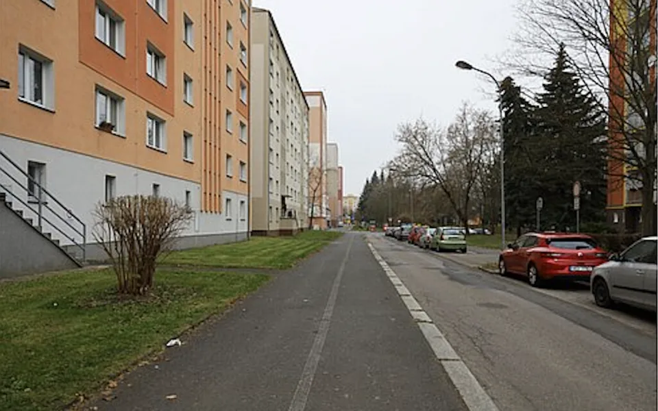 Rekonstrukce Krymské ulice začne už 3. srpna. Přinese více parkovacích míst.