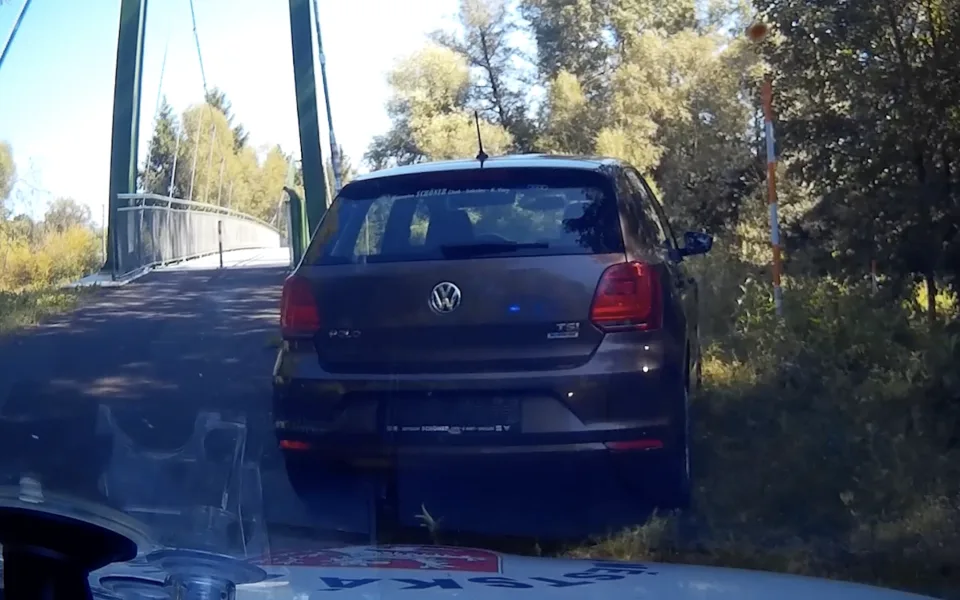 Řidič se zákazem řízení ujížděl strážníkům. Policie hledá svědky.