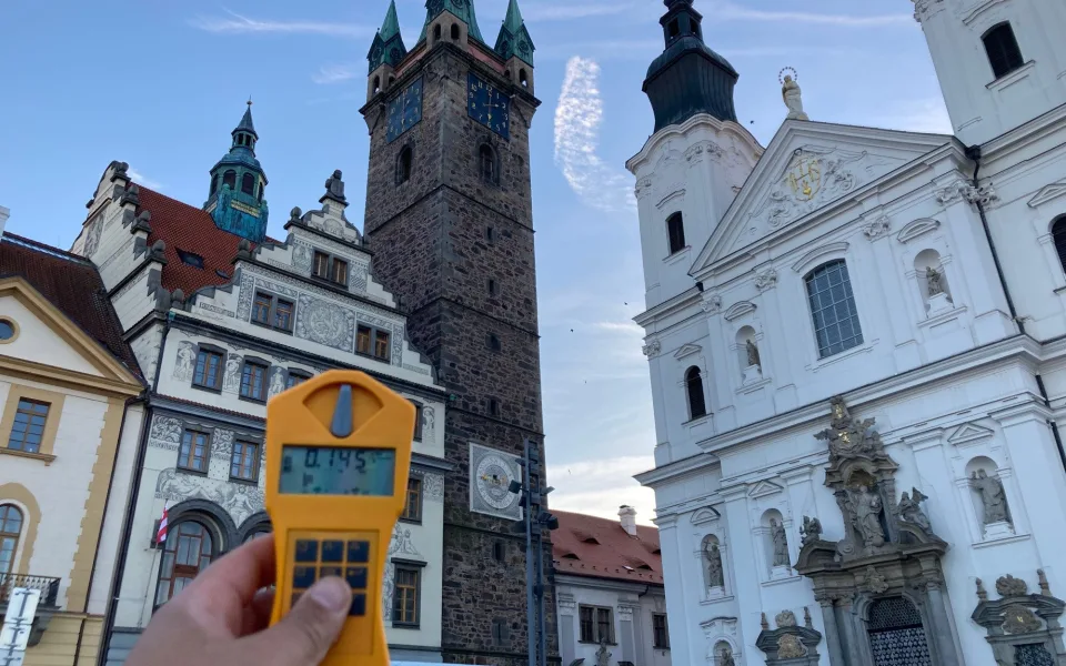 Lovci záření naměřili radioaktivitu na nádražích i v centrech českých měst
