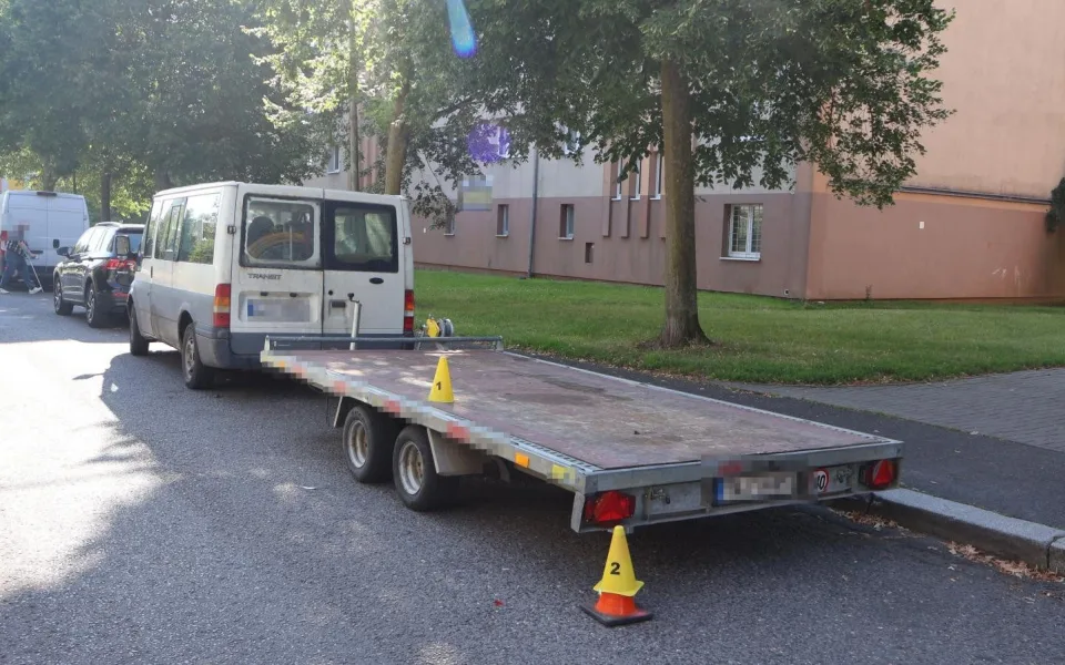 Policie hledá svědky nehody v Chodově. Řidička po střetu s přívěsem z místa odjela.