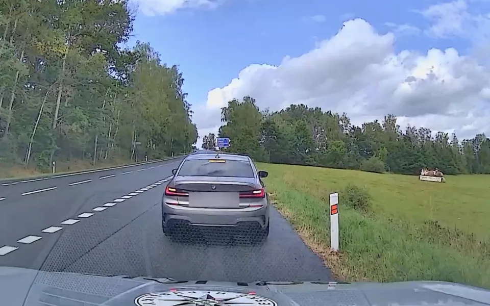 Řidič BMW předjížděl přes plnou čáru. Vyfasoval pokutu i šest trestných bodů.