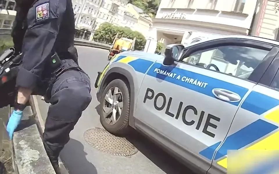 Cyklista spadl v Karlových Varech do řeky. Policisté mu poskytli první pomoc.