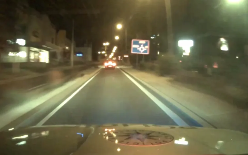 Muž měl okrást svou babičku a ujet policii. Skončil ve vazbě.