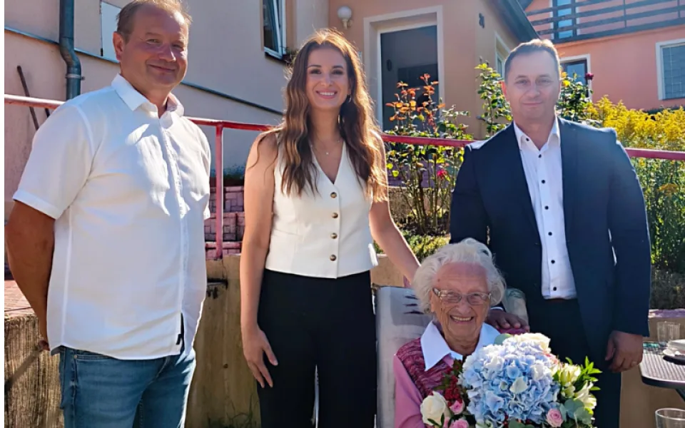 Marie Dudová oslavila sto let. K narozeninám jí přijeli popřát i představitelé kraje