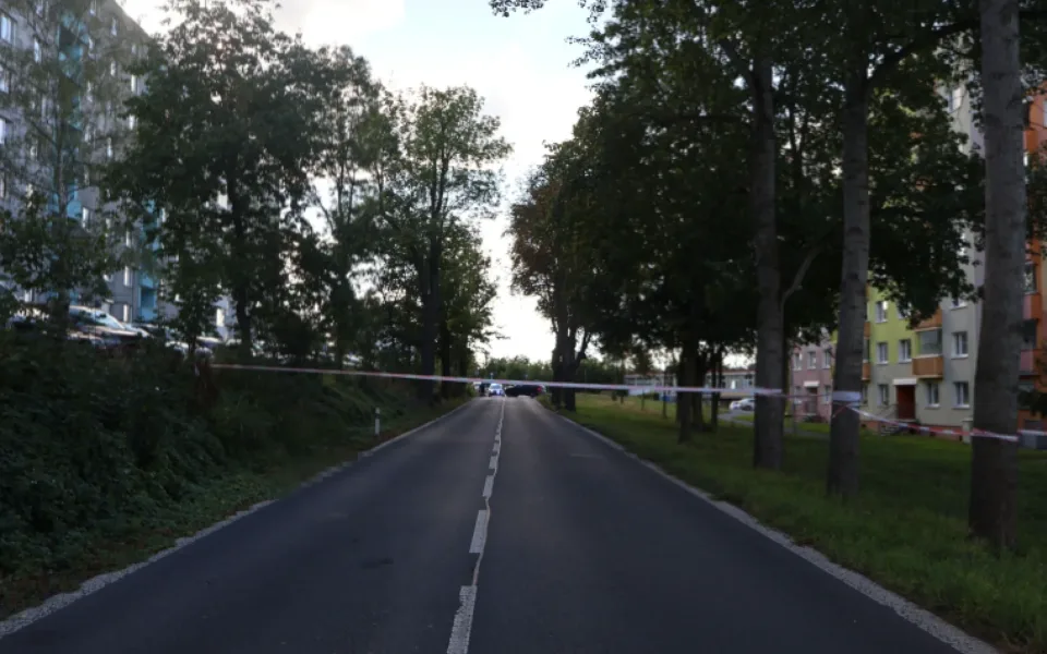 Mladá chodkyně zemřela po střetu s Audi v Karlových Varech